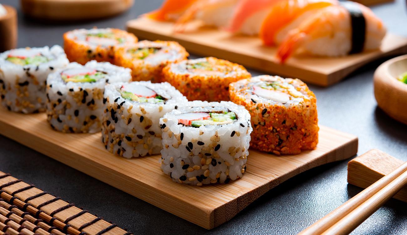 Imagem ilustrativa de sushis preparados